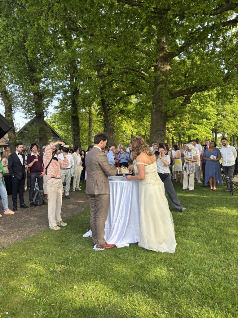 Frederik en Marieke snijden hun bruidstaart uit Amersfoort aan