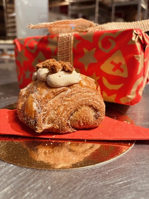 Croissant met speculaas voor een rood Sinterkaas pakketje