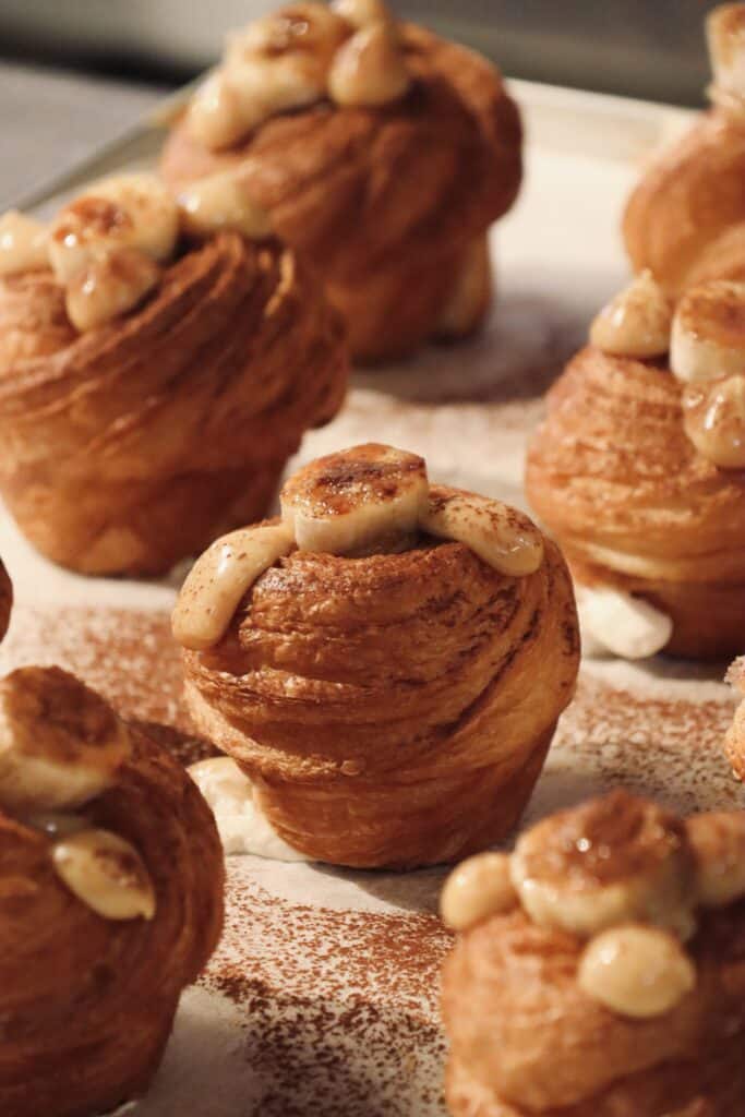 De Nieuwe Stadsbakkers introduceert de banoffee cruffin in Amersfoort. Een heerlijke cruffin met dulce de leche en banaan