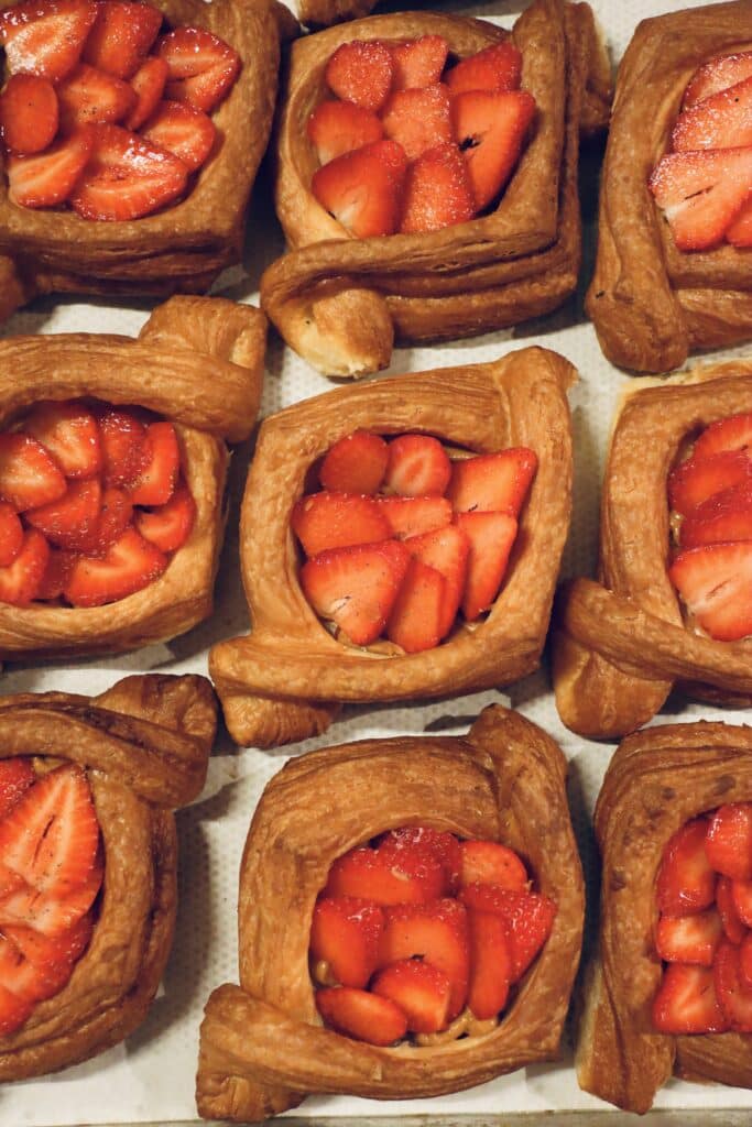 Miso aardbei croissant danish belegd met verse aardbeien, gemaakt door De Nieuwe Stadsbakkers in Amersfoort