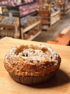 Croissant gevuld met appel en een crumble topping